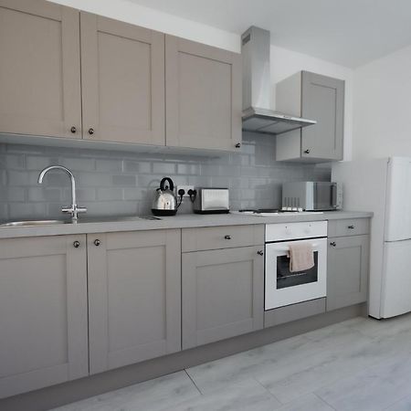 Platform Stadium Apartment With Parking Кингстън ъпон Хъл Екстериор снимка