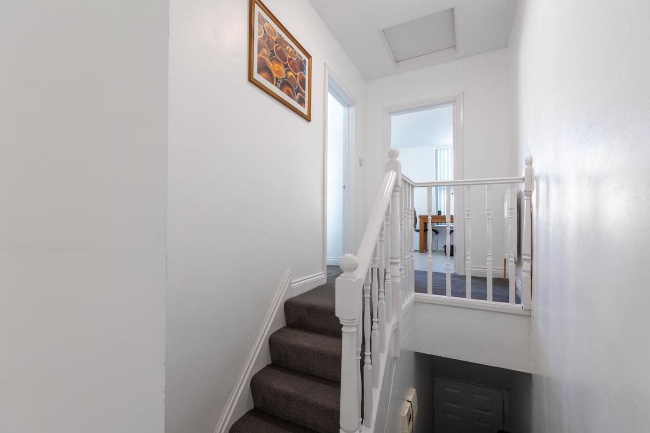 Platform Stadium Apartment With Parking Кингстън ъпон Хъл Екстериор снимка