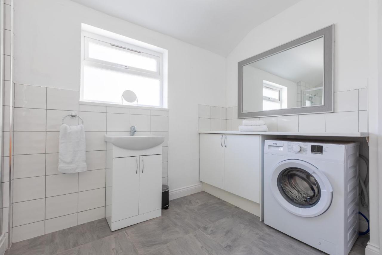 Platform Stadium Apartment With Parking Кингстън ъпон Хъл Екстериор снимка